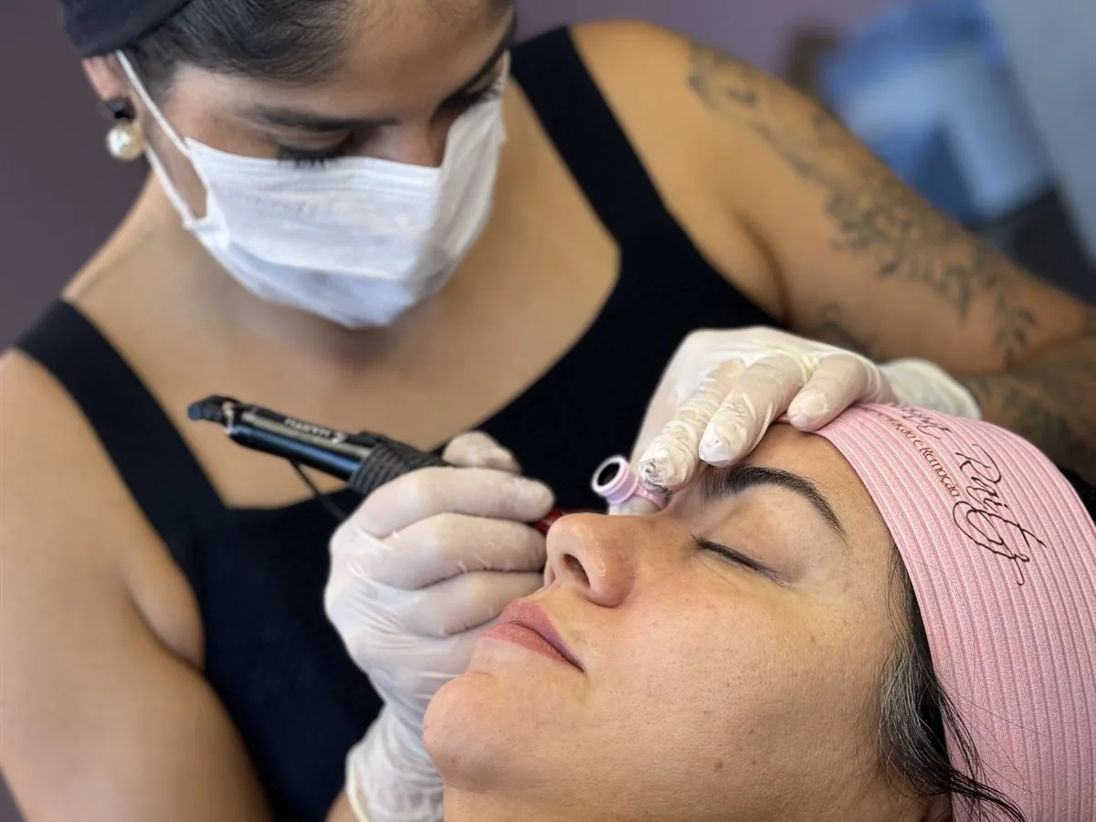 Micropigmentação Dói? Entenda o Que Você Pode Sentir Durante o Procedimento