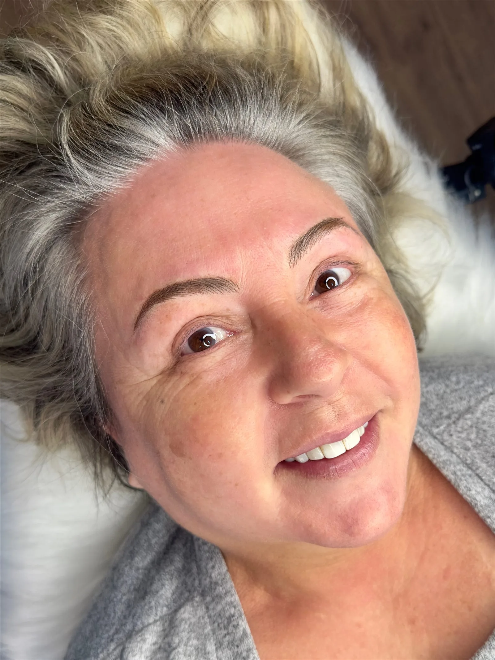 Cliente com pele madura sorrindo, resultado natural de micropigmentação