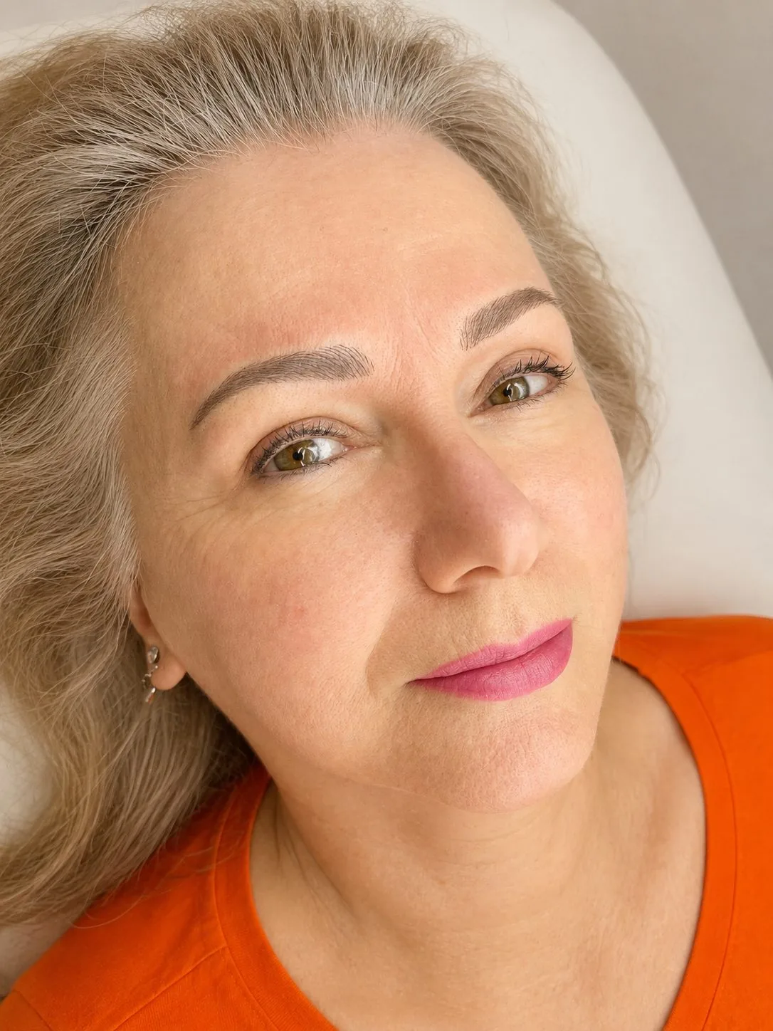 Cliente com pele madura, sobrancelhas micropigmentadas com resultado natural