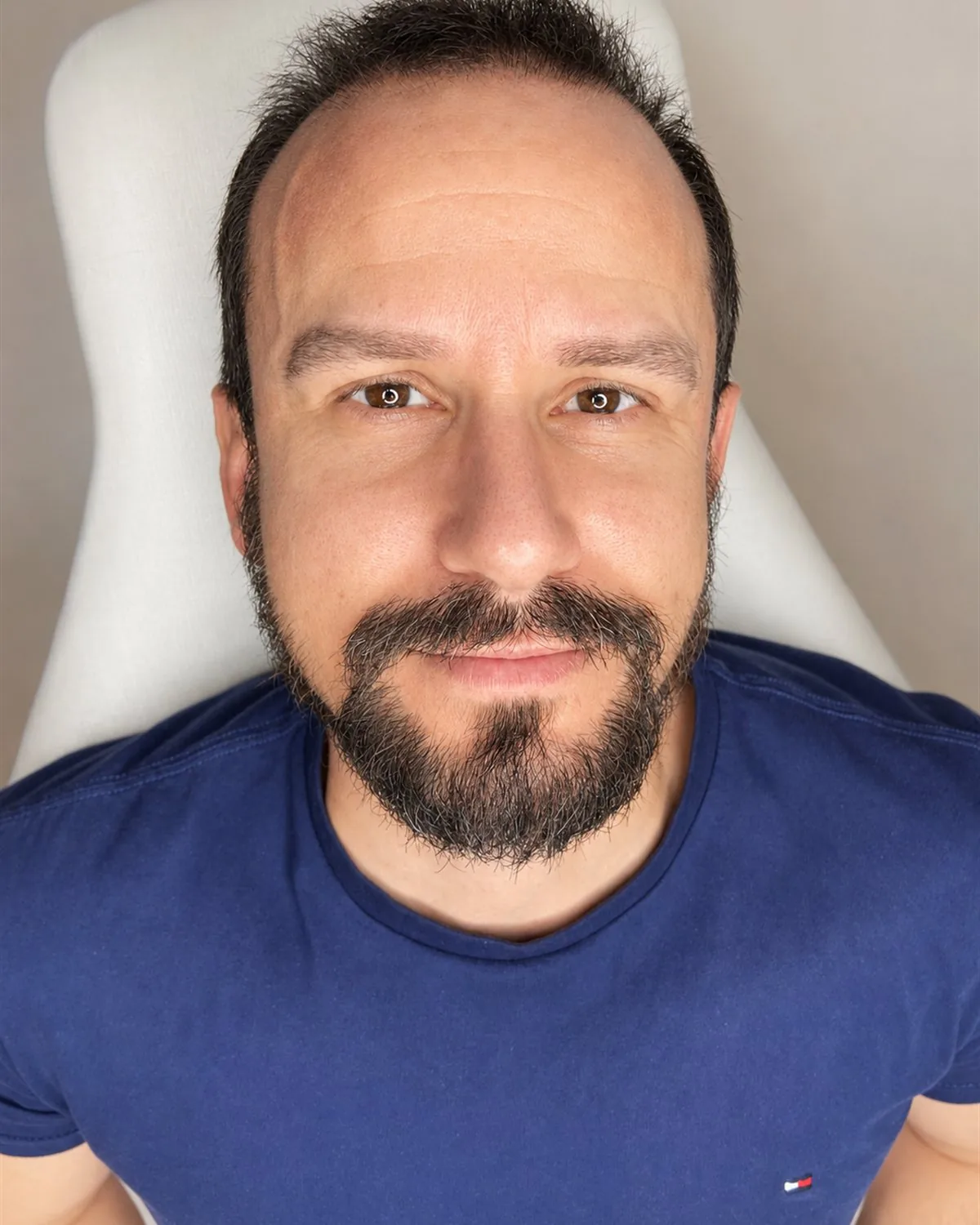 Retrato editorial masculino com sobrancelhas naturalmente definidas