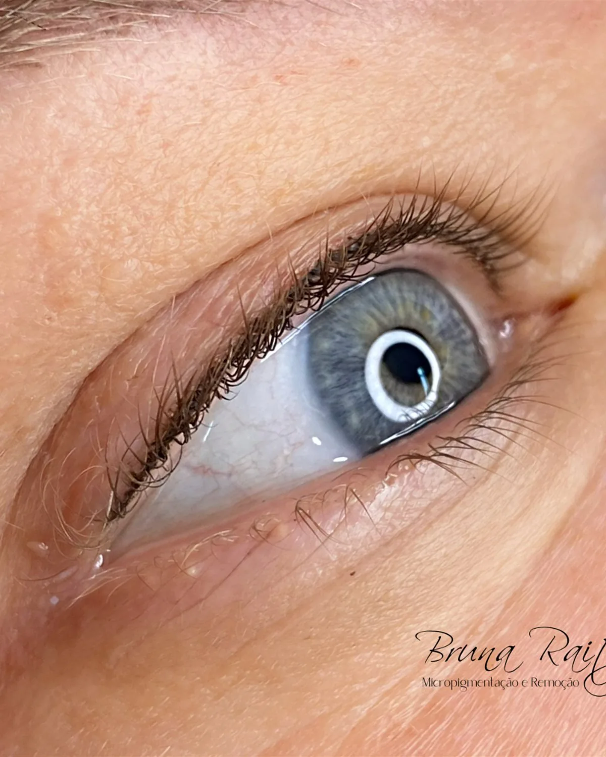Detalhe editorial da região dos olhos e cílios